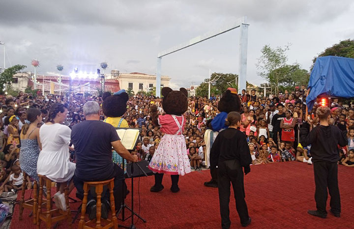 La compañía infantil La Colmenita ofreció una presentación inolvidable en Santiago de Cuba, que emocionó a niños, niñas y familiares con un mensaje de alegría, inocencia y solidaridad en La Alameda. 