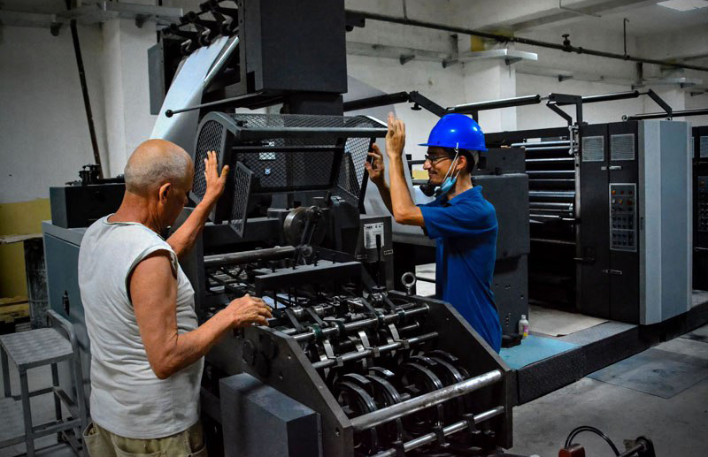 La instalación de una moderna tecnología en el Poligráfico de Holguín General José Miró Argenter permitirá la impresión a color de la prensa nacional para el oriente cubano. Foto: Juan Pablo Carreras/ACN.