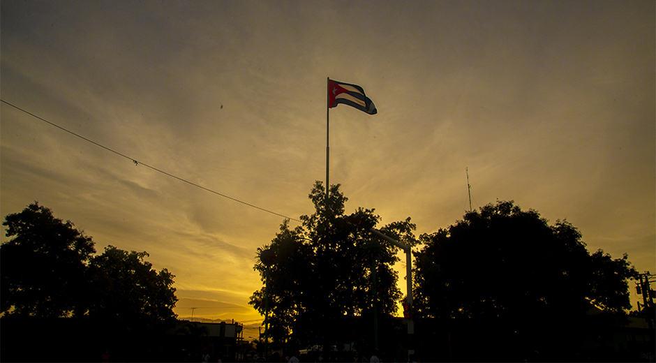 La bandera de la estrella solitaria y el cielo de Cuba. Foto: Ismael Francisco/ Cubadebate. La bandera de la estrella solitaria y el cielo de Cuba. Foto: Ismael Francisco/ Cubadebate.