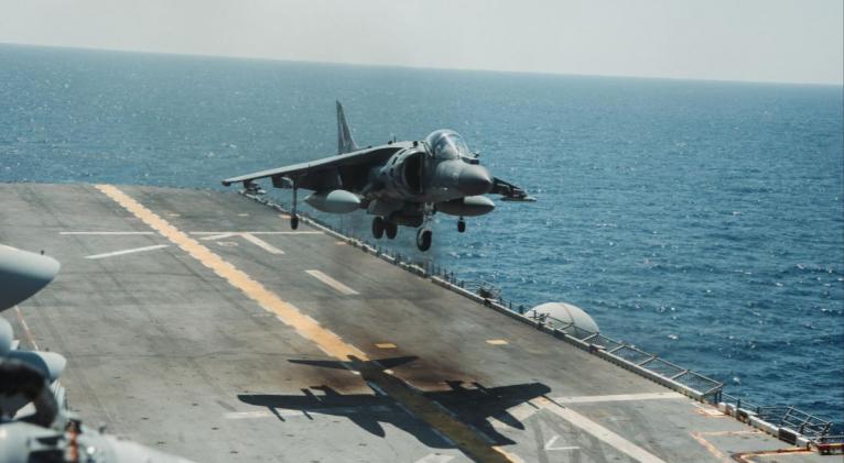 El Ejército de Estados Unidos ha publicado fotografías de infantes de marina realizando ejercicios con armamento y otras maniobras en uno de los buques que habrían sido enviados rumbo al sur del Caribe. El Ejército de Estados Unidos ha publicado fotografías de infantes de marina realizando ejercicios con armamento y otras maniobras en uno de los buques que habrían sido enviados rumbo al sur del Caribe.