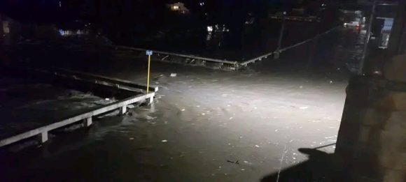 En la esquina de las calles Martí y Toscano, desbordamiento del río Bélico. Foto: Minoska Cadalso. Fuertes lluvias provocaron inundaciones en algunos puntos de la ciudad de Santa Clara durante la noche de este miércoles. El Centro Meteorológico Provincial de Villa Clara, en sus últimas actualizaciones, al filo de la medianoche, confirmaba un acumulado de 150 mm de precipitaciones en dos horas. En la intersección de las calles Martí y Toscano, las aguas del río Bélico sobrepasaron el puente y penetraron en algunas viviendas aledañas. Tras la tormenta, las autoridades políticas, gubernamentales y de la Defensa Civil evaluaron daños y acompañaron a los vecinos. No se lamentan pérdidas de vidas humanas, ni personas heridas. La primera secretaria del Partido en Villa Clara Susely Morfa González, el vicegobernador Noel Cecilio Chinea y otras autoridades recorrieron los lugares afectados por la crecida del río. Foto: Henry Omar Pérez. El nivel del agua comenzó a descender pasada la medianoche del jueves. Foto: Minoska Cadalso. Foto: Minoska Cadalso. (Con información de CMHW)