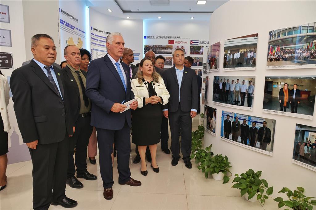 Presidente cubano visita empresa biotecnológica en China