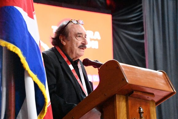 Ignacio Ramonet imparte la conferencia durante el Encuentro Internacional de Publicaciones Teóricas de Partidos y Movimientos de Izquierda. Foto: Presidencia Cuba/ Facebook Ignacio Ramonet imparte la conferencia durante el Encuentro Internacional de Publicaciones Teóricas de Partidos y Movimientos de Izquierda. Foto: Presidencia Cuba/ Facebook