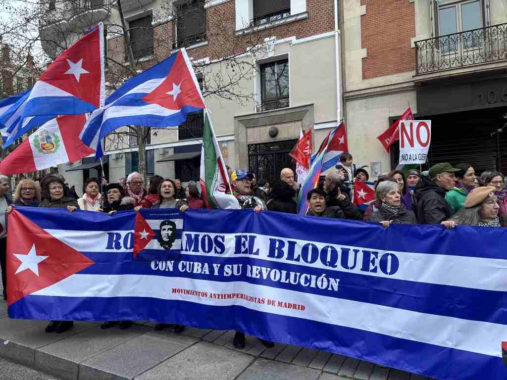 Manifestación por Cuba ante Embajada de EEUU en Madrid