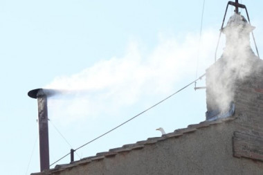 Sale humo blanco. El cónclave ha elegido un nuevo papa